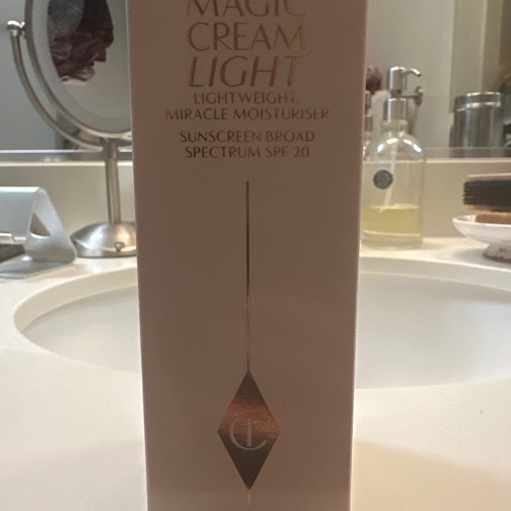 Luxury Moisturizer Charlotte Tilbury 1.6 FL OZ Magic Cream Light SPF 20